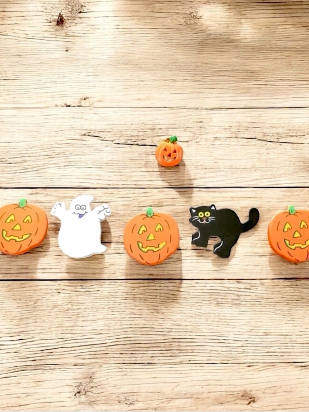 Vintage Halloween Button Covers Set Pumpkin Ghost Black Cat and Enamel Pin - Picture 11 of 12